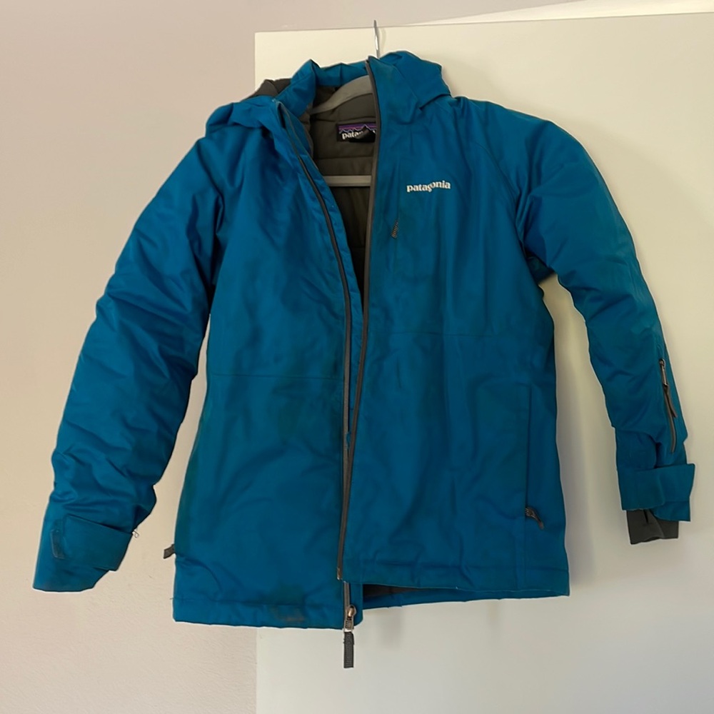 Kids Patagonia ski jacket. Size S. Staining reflected in photos.